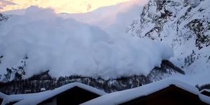 Τις δραματικές εικόνες κατέγραψε τουρίστας στο χωριό Saas Fee της Ελβετίας (Φωτογραφία: YouTube)