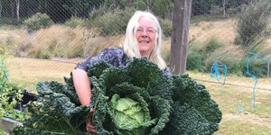 Το γιγαντιαίο λάχανο στα χέρια της Ρόζμαρι / Φωτογραφία: Facebook