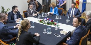 Ο Ζόραν Ζάεφ με τους ηγέτες των κύριων κομμάτων στα Σκόπια (Φωτογραφία: mkd.mk)