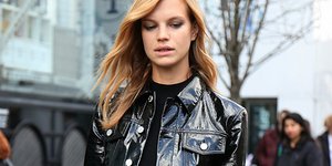 Γυναίκα ποζάρει στον φακό/Φωτογραφία Shutterstock/By Mauro Del Signore