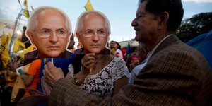 Διαδηλωτής κρατά εικόνες του Αντόνιο Λεντέσμα. AP Photo/Fernando Llano