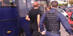 Δεκαπέντε ακόμη προσαγωγές στο Πέραμα για την επίθεση κατά μελών του ΚΚΕ