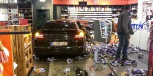 Μεθυσμένος ποδοσφαιριστής έπεσε με την Porsche του πάνω σε βενζινάδικο [βίντεο]