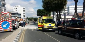 Έκρηξη πάνω σε όχημα των δημοσίων έργων σε κεντρική λεωφόρο/ φωτογραφία: kanali6.com