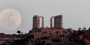 Le Monde : Το ΑΕΠ της Ελλάδας κατρακυλάει δραματικά