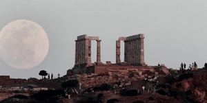 Le Monde : Το ΑΕΠ της Ελλάδας κατρακυλάει δραματικά