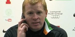 Γυναίκα δημοσιογράφου διέκοψε τη συνέντευξη Τύπου προπονητή [βίντεο]