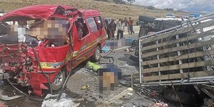 Τα δυο μικρά λεωφορεία που συγκρούστηκαν / Φωτογραφία: Facebook