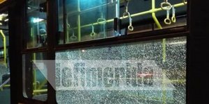 Πετούν πέτρες και πυροβολούν στα τζάμια