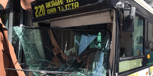 Λεωφορείο «μπούκαρε» σε καφετέρια στα Ιλίσια -Μια τραυματίας και ζημιές σε οχήμα