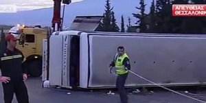 Τέσσερις νεκροί από ανατροπή τουριστικού λεωφορείου στη Θεσσαλονίκη [βίντεο]