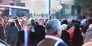 Μέλη του ΠΑΜΕ δεν άφησαν τα πούλμαν με τους συλληφθέντες να φτάσουν στα δικαστήρ