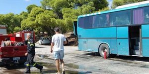 Πυρκαγιά σε λεωφορείο στην εθνική οδό Αθηνών -Θεσσαλονίκης έξω από τη Λάρισα/ Φωτογραφία:onlarissa