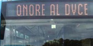 Λεωφορείο κυκλοφορούσε με την επιγραφή «Τιμή στον Ντούτσε»
