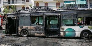 Φωτιά σε λεωφορείο στα Κάτω Πατήσια(Φωτογραφία: EUROKINISSI/ΣΤΕΛΙΟΣ ΜΙΣΙΝΑΣ)