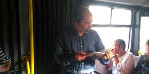 Ποιητές διαβάζουν ποίηση μέσα στο 040/ Φωτογραφία: Facebook