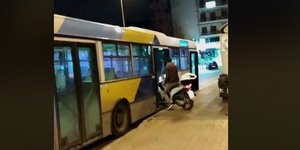 Οδηγός μπαίνει σε λεωφορείο του ΟΑΣΑ με το... μηχανάκι 