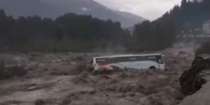 Το λεωφορείο γίνεται έρμαιο του φουσκωμένου ποταμού