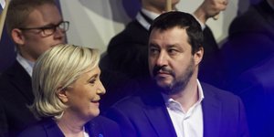 Η Μαρίν Λεπέν με τον Ματέο Σαλβίνι/ Φωτογραφία: AP- Thomas Frey