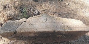 Αετωματική επίστεψη μικρού ταφικού μνημείου