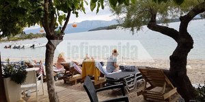 Οι τουρίστες στη Λευκάδα κάνουν μπάνιο στη θάλασσα και δεν δείχνουν να έχουν καμία αγωνία για τον κυκλώνα  