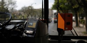 Μόνο από την μπροστινή πόρτα η επιβίβαση στα λεωφορεία και τρόλεϊ / Φωτογραφία: Konstantinos Tsakalidis / SOOC