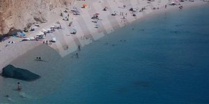 Παραλίγο τραγωδία – Αυτοκίνητο έκανε βουτιά σε παραλία στη Λευκάδα [βίντεο]