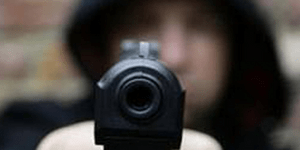 Απίστευτη ληστεία σε τράπεζα στη Θεσσαλονίκη: Είχε κρύψει την καραμπίνα σε πατερ