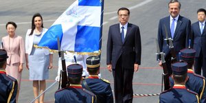 Εφθασε στην Ελλάδα ο Κινέζος πρωθυπουργός -Θερμή υποδοχή από τον Αντώνη Σαμαρά σ
