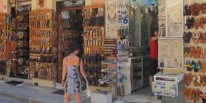 Liberation: Στην Αθήνα ακόμη και η αγορά σουβενίρ πεθαίνει