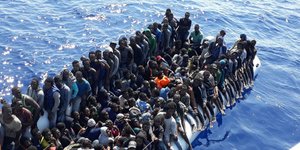 Παράνομοι μετανάστες από την Λιβύη επιχειρούν να εισέλθουν στην Ευρώπη. Φωτογραφία: AP