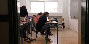 Καθηγητής Γυμνασίου στα Εξάρχεια απείλησε αλλοδαπούς μαθητές του ότι θα φωνάξει