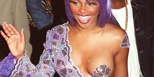Από το μπριτζολοφόρεμα της Gaga στο στήθος της Lil Kim
