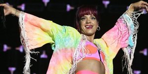 H Lily Allen με χειροπέδες