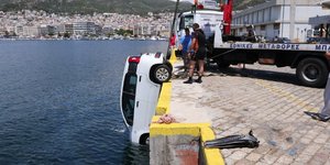 Η ανέλκυση του αυτοκινήτου από το λιμάνι της Καβάλας/ Φωτογραφία: Eurokinissi