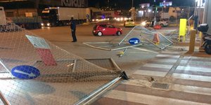 Μέλη του ΠΑΜΕ έριξαν περίφραξη στο λιμάνι του Πειραιά (Φωτογραφία: ΑΠΕ)