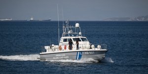 Σκάφος του λιμενικού περισυνέλεξε τον επιβάτη ακυβέρνητου ιστιοφόρου. Φωτογραφία: Eurokinissi