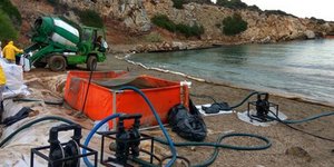 Συνεχίζονται οι εργασίες καθαρισμού στη Σαλαμίνα