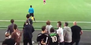 Οπαδοί έκαναν πλάκα στον επόπτη παρά την βαριά ήττα της ομάδας τους [βίντεο]