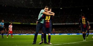 Οπαδός εισέβαλε στο γήπεδο για να αγκαλιάσει τον Μέσι [βίντεο]