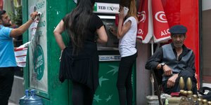 ATM σε γειτονιά της Κωνσταντινούπολης / Φωτογραφία: AP Images