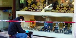 Δύο άνδρες σοβαρά τραυματισμένοι σε ληστεία κοσμηματοπωλείου