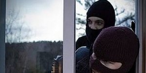 Κουκουλοφόροι με καλάσνικοφ ξυλοκόπησαν οικογένεια για να την ληστέψουν[βίντεο]