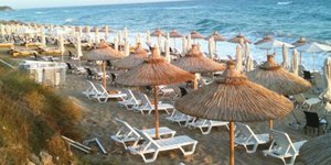 Σπείρα Αλβανών έκλεβε ομπρέλες και ξαπλώστρες