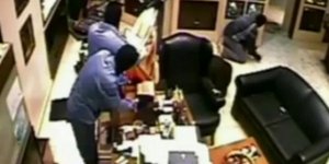 Η κάμερα κατέγραψε καρέ-καρέ εισβολή ληστών σε κοσμηματοπωλείο[βίντεο]