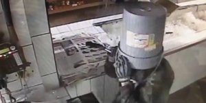 Ξέχασε τη μάσκα σπίτι και έκανε ληστεία φορώντας έναν...κουβά [βίντεο]