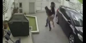 Ξεκαρδιστικό βίντεο: Φοβισμένη κοπελιά τσακίζει στο ξύλο επίδοξο ληστή
