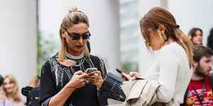 Γυναίκες ποζάρουν στο φακό/Φωτογραφία By dubroale/Shutterstock