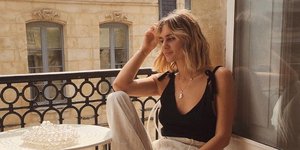Γυναίκα ποζάρει στον φακό/ Φωτογραφία Instagram @adenorah
