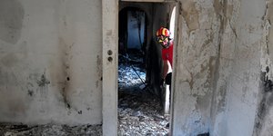 Καμμένο σπίτι από τις πυρκαγιές /Φωτογραφία intime news